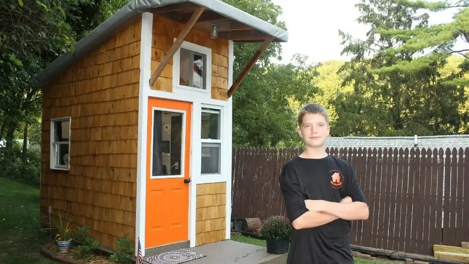 HE MADE A HOUSE THAT’S ONLY 8 METERS, BUT WAIT UNTIL YOU SEE THE INSIDE. EVERYONE ADMIRES HIM